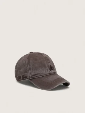 Gorra de béisbol marrón oscuro con una estrella bordada tono sobre tono
