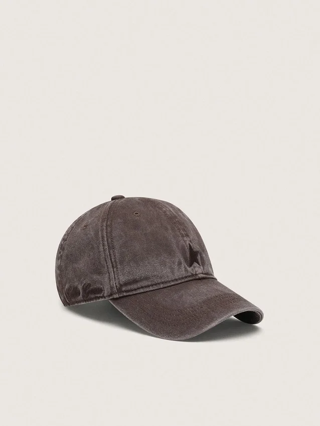 Gorra de béisbol marrón oscuro con una estrella bordada tono sobre tono
