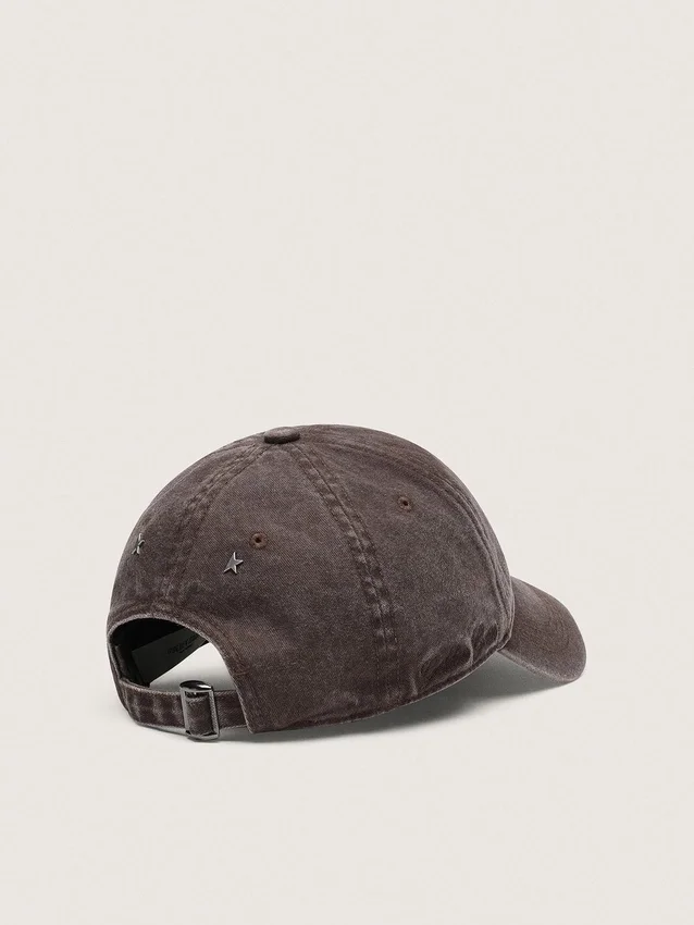 Gorra de béisbol marrón oscuro con una estrella bordada tono sobre tono