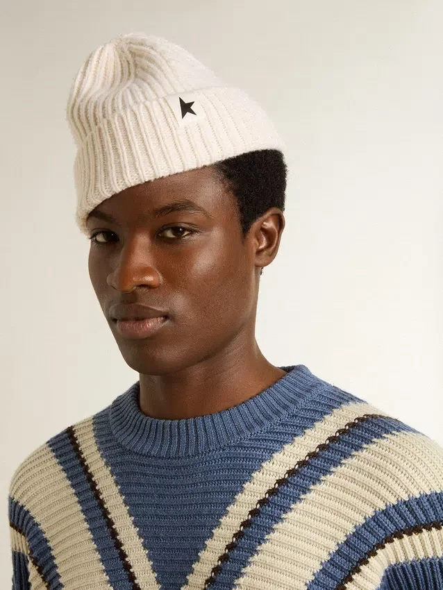 Gorro de lana blanco con estrella negra