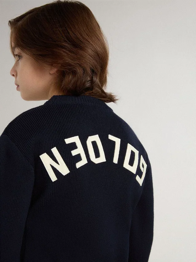 Jersey azul de cuello redondo para niños con letras «Golden» en la espalda