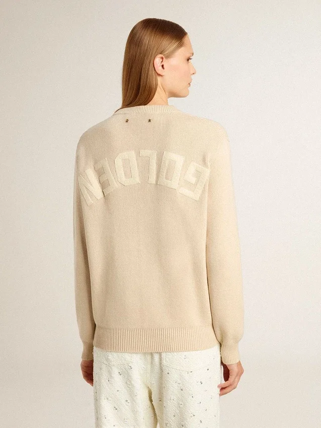 Jersey beige de mujer con la inscripción «Golden» en la espalda