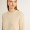 Jersey beige de mujer con la inscripción «Golden» en la espalda