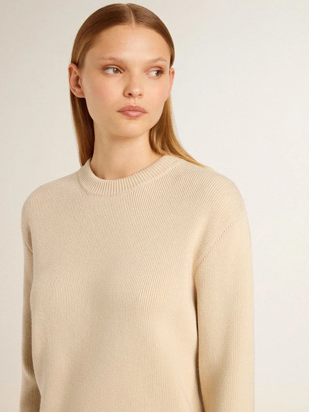Jersey beige de mujer con la inscripción «Golden» en la espalda
