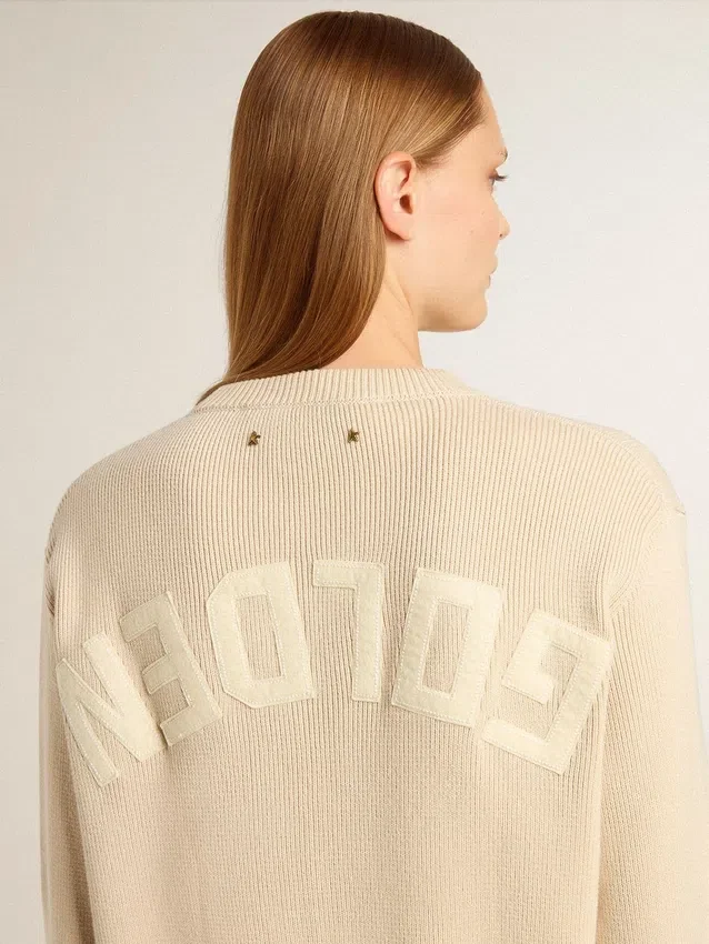 Jersey beige de mujer con la inscripción «Golden» en la espalda