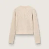 Jersey corto de cuello redondo en lana beige con cristales por toda la prenda