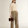 Jersey corto de cuello redondo en lana beige con cristales por toda la prenda