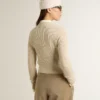 Jersey corto de cuello redondo en lana beige con cristales por toda la prenda