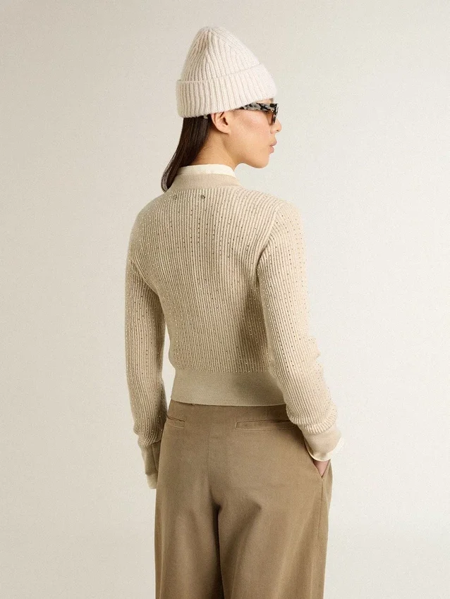Jersey corto de cuello redondo en lana beige con cristales por toda la prenda
