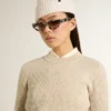 Jersey corto de cuello redondo en lana beige con cristales por toda la prenda
