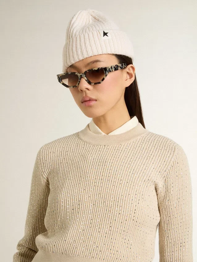 Jersey corto de cuello redondo en lana beige con cristales por toda la prenda