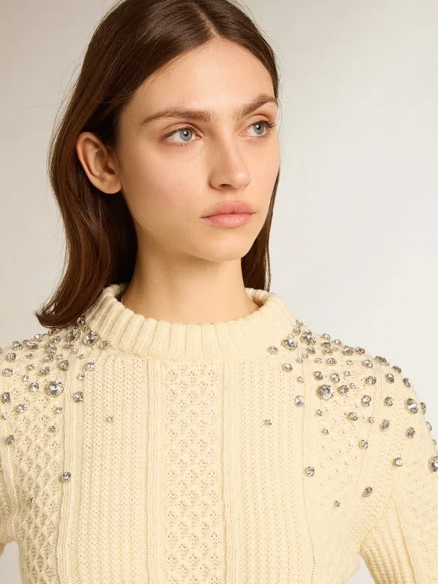 Jersey corto de mujer en blanco desgastado con cristales decorativos