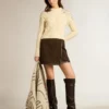 Jersey corto de mujer en blanco desgastado con cristales decorativos