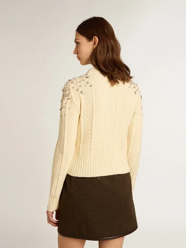 Jersey corto de mujer en blanco desgastado con cristales decorativos