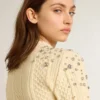 Jersey corto de mujer en blanco desgastado con cristales decorativos