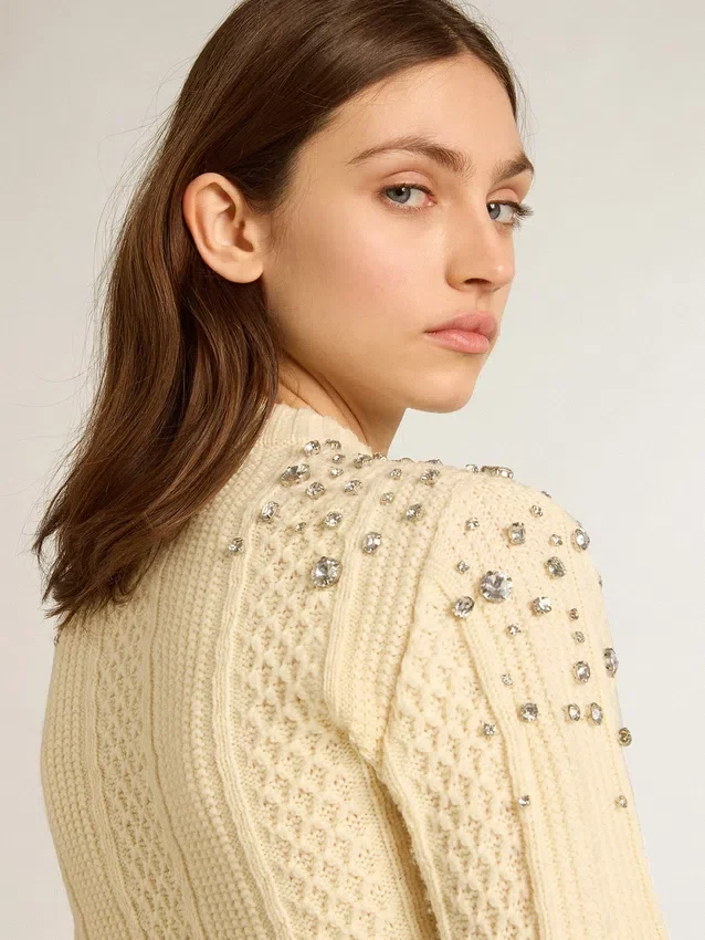 Jersey corto de mujer en blanco desgastado con cristales decorativos