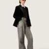 Vaqueros «boyfriend» de mujer en denim gris con tachuelas plateadas con efecto degradado