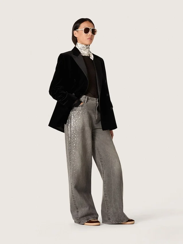 Vaqueros «boyfriend» de mujer en denim gris con tachuelas plateadas con efecto degradado