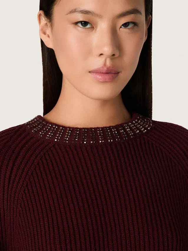 Jersey de cuello redondo para mujer de lana burdeos con bordado de strass