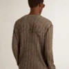 Jersey de hombre en color travertino con letras en parche «Golden» en la espalda