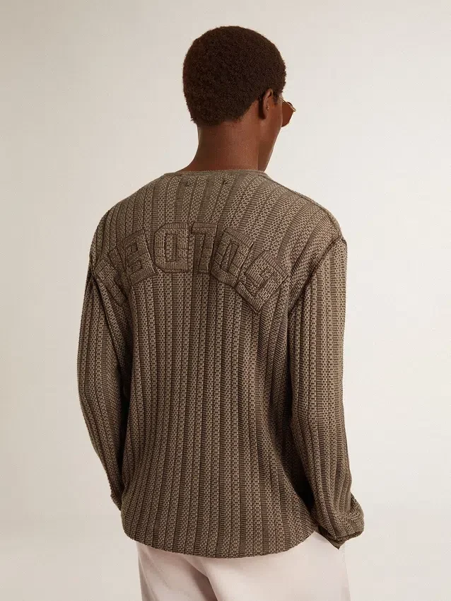 Jersey de hombre en color travertino con letras en parche «Golden» en la espalda