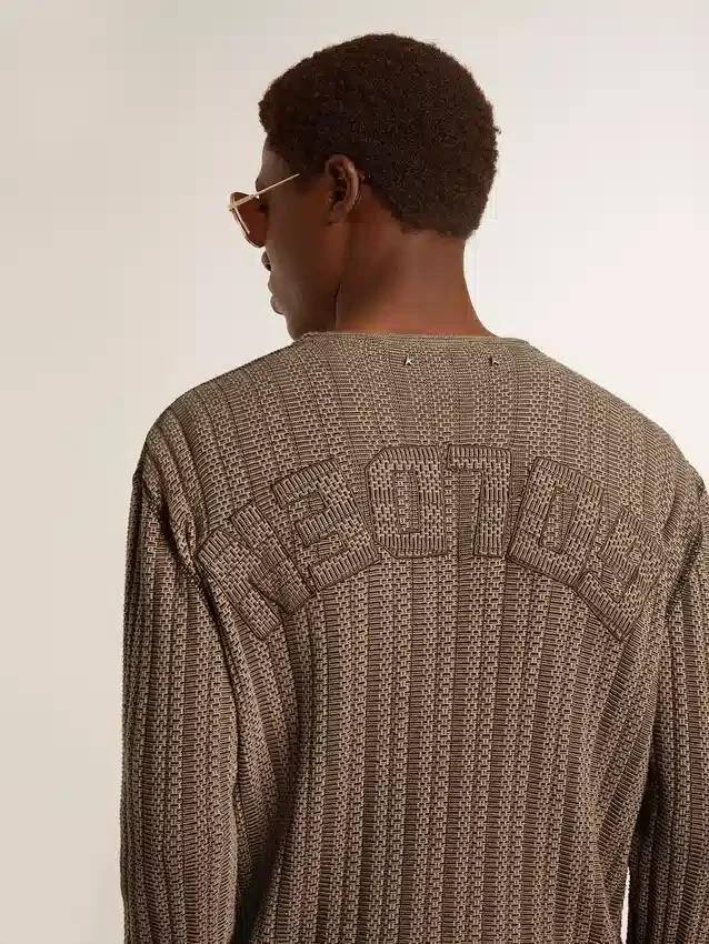 Jersey de hombre en color travertino con letras en parche «Golden» en la espalda