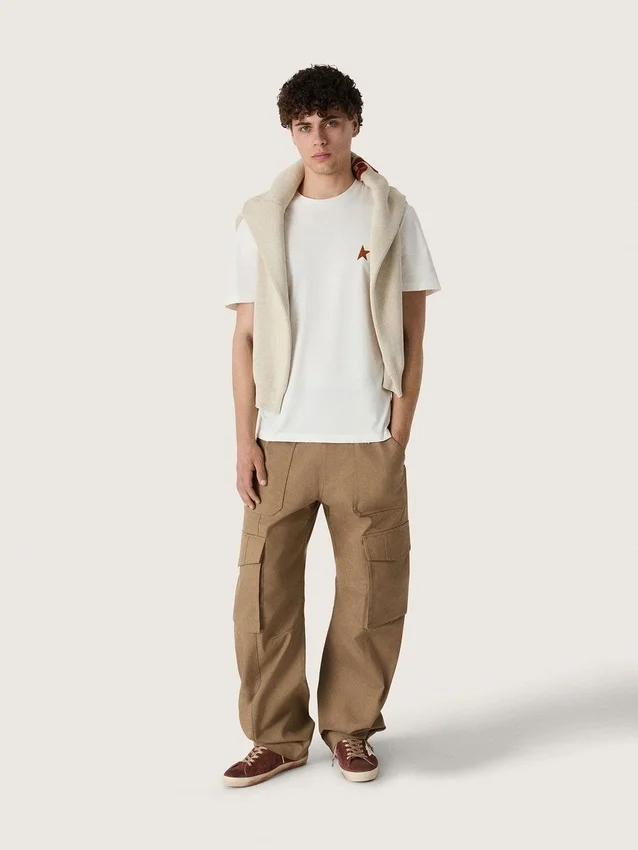 Jersey unisex de cuello redondo de algodón beige con parche en la parte delantera y logotipo en la espalda