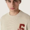 Jersey unisex de cuello redondo de algodón beige con parche en la parte delantera y logotipo en la espalda