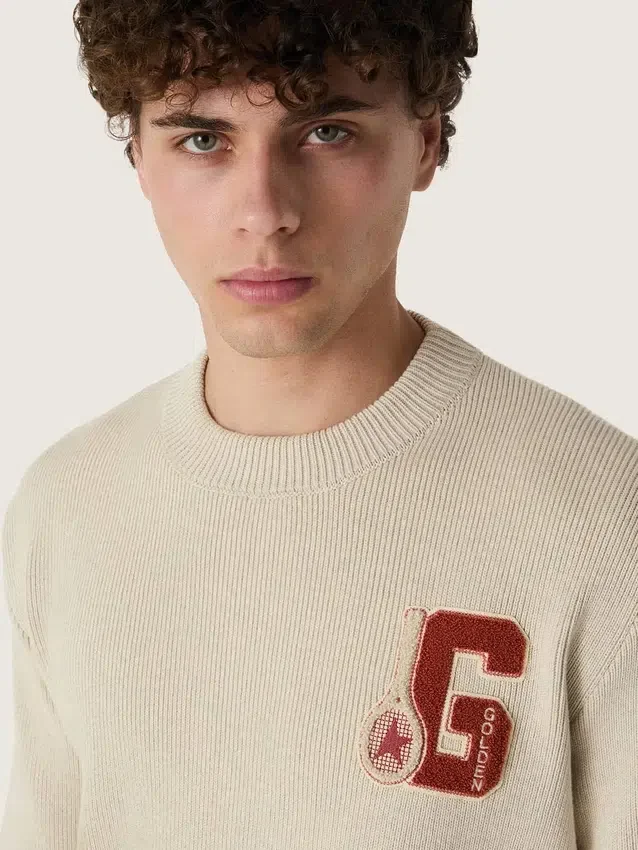 Jersey unisex de cuello redondo de algodón beige con parche en la parte delantera y logotipo en la espalda