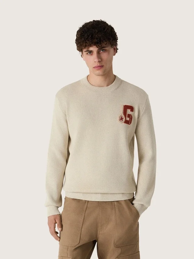 Jersey unisex de cuello redondo de algodón beige con parche en la parte delantera y logotipo en la espalda