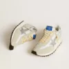Marathon para hombre con parte superior de nailon blanco y estrella plateada