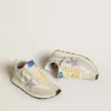 Marathon para mujer con parte superior de nailon blanco y estrella plateada