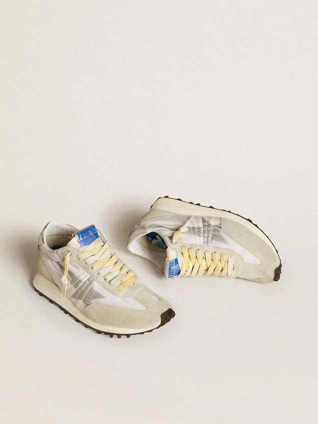 Marathon para mujer con parte superior de nailon blanco y estrella plateada