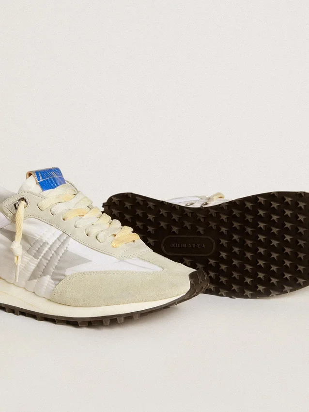 Marathon para mujer con parte superior de nailon blanco y estrella plateada