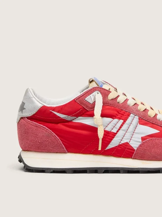 Marathon para mujer con parte superior de nailon rojo y estrella plateada