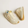 Marathon para mujer en nailon beige y piel gris con estrella estampada en beige