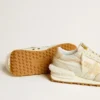 Marathon para mujer en nailon beige y piel gris con estrella estampada en beige