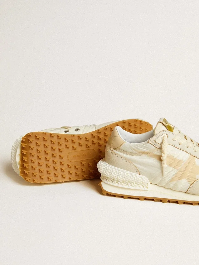 Marathon para mujer en nailon beige y piel gris con estrella estampada en beige
