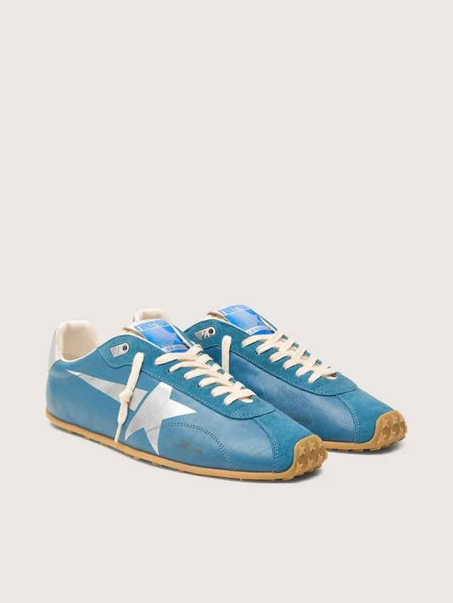Marathon Speed para mujer en napa azul con estrella estampada y lengüeta de talón de piel plateada