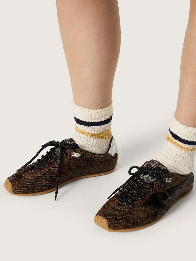 Marathon Speed para mujer en piel con estampado de serpiente marrón, estrella negra y lengüeta de talón de piel plateada
