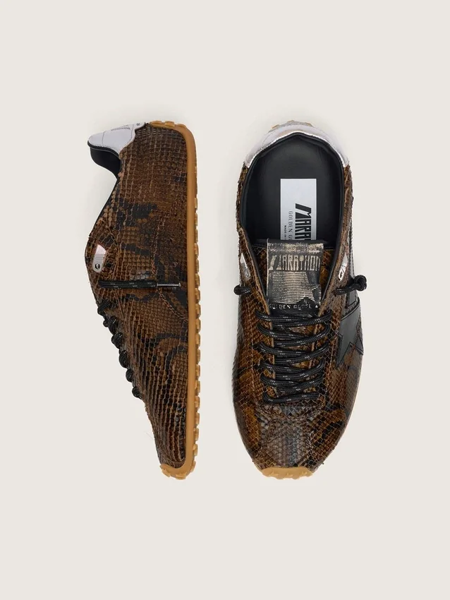 Marathon Speed para mujer en piel con estampado de serpiente marrón, estrella negra y lengüeta de talón de piel plateada