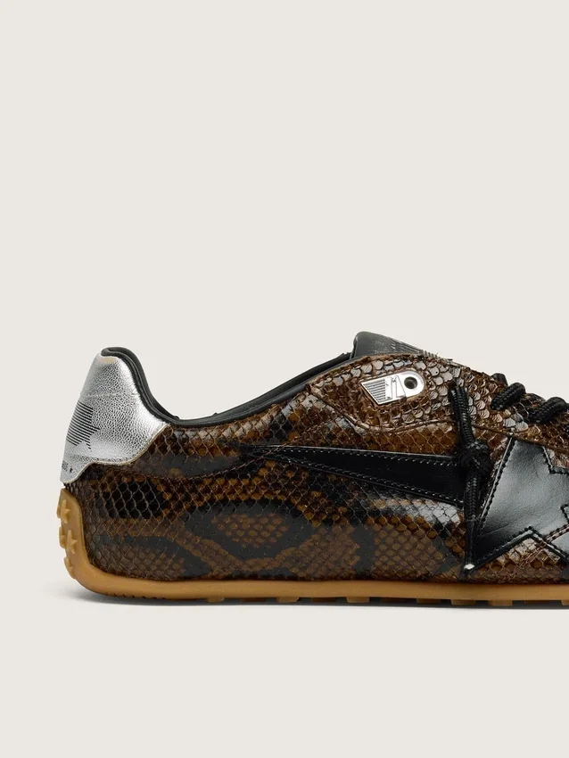 Marathon Speed para mujer en piel con estampado de serpiente marrón, estrella negra y lengüeta de talón de piel plateada