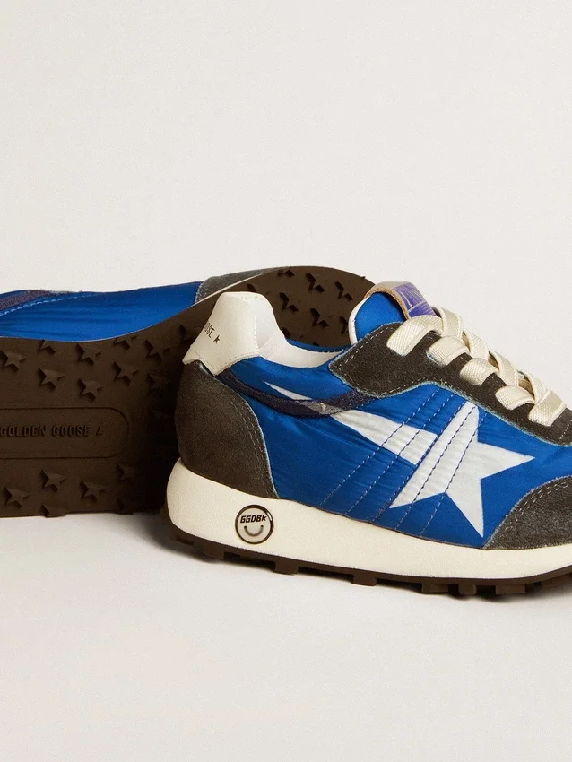 Marathon Young en nailon azul con estrella estampada y lengüeta de cuero en el talón