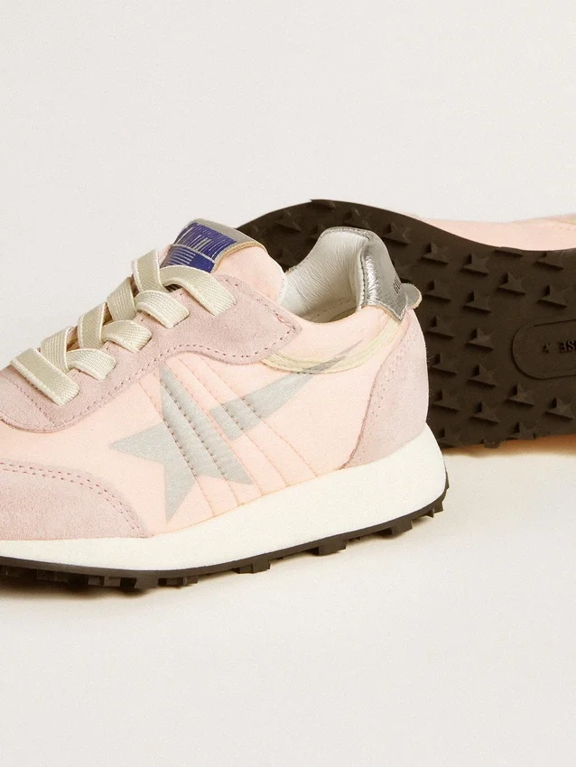 Marathon Young en nailon rosa con estrella estampada y lengüeta de cuero en el talón