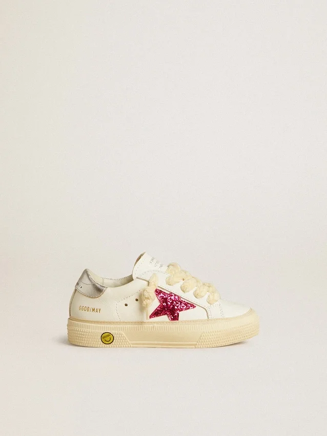 May Junior con estrella fucsia brillante y lengüeta del talón de piel metalizada