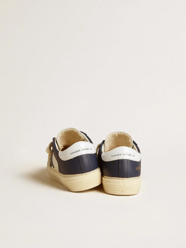 May Junior en piel blanca y azul con estrella y lengüeta del talón de piel