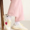May Young con estrella de purpurina fucsia y lengüeta del talón de piel metalizada