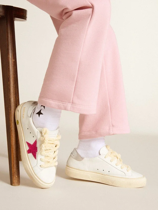 May Young con estrella de purpurina fucsia y lengüeta del talón de piel metalizada