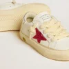 May Young con estrella de purpurina fucsia y lengüeta del talón de piel metalizada