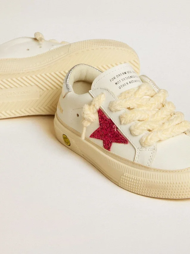 May Young con estrella de purpurina fucsia y lengüeta del talón de piel metalizada